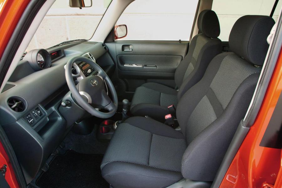 Интерьер Scion xB Release Series 1.0 2004 года  (фото 20 из 22)